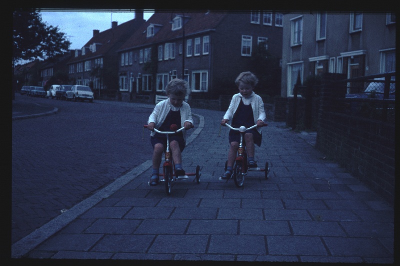 09.Delft jun 1966 Brigitte,Marion.JPG